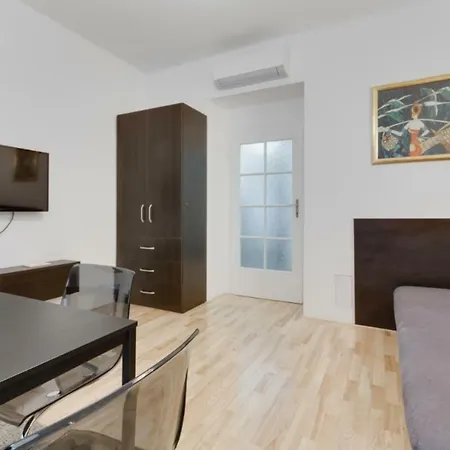 Bright Stylish Apt In Dt +a/c +5minoldtownsq *